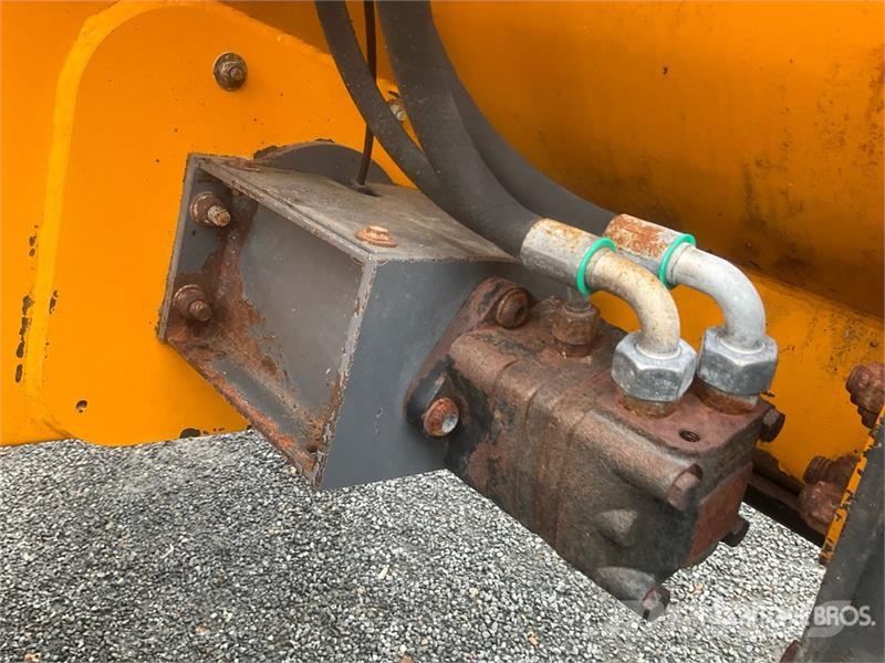 Lucas AUTOSPIRE 240 Self Propelled Feed Mixer Кормораздатчики