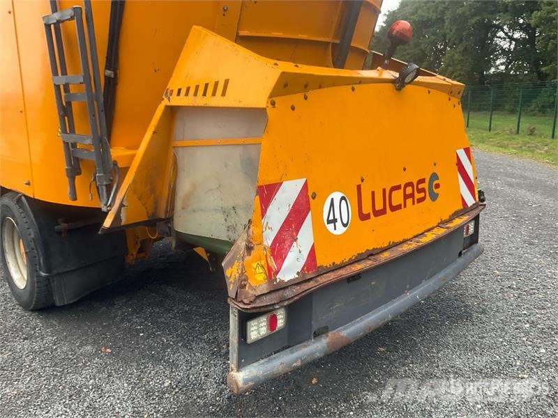 Lucas AUTOSPIRE 240 Self Propelled Feed Mixer Кормораздатчики
