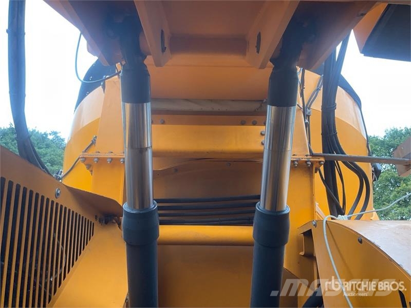 Lucas AUTOSPIRE 240 Self Propelled Feed Mixer Кормораздатчики