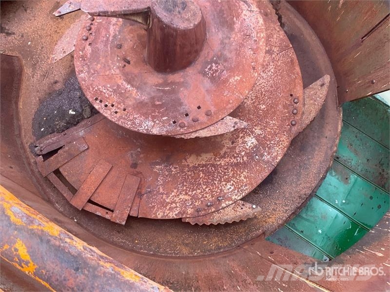 Lucas AUTOSPIRE 240 Self Propelled Feed Mixer Кормораздатчики