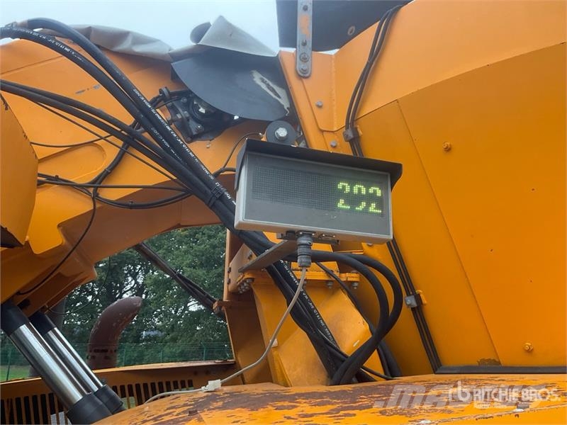 Lucas AUTOSPIRE 240 Self Propelled Feed Mixer Кормораздатчики