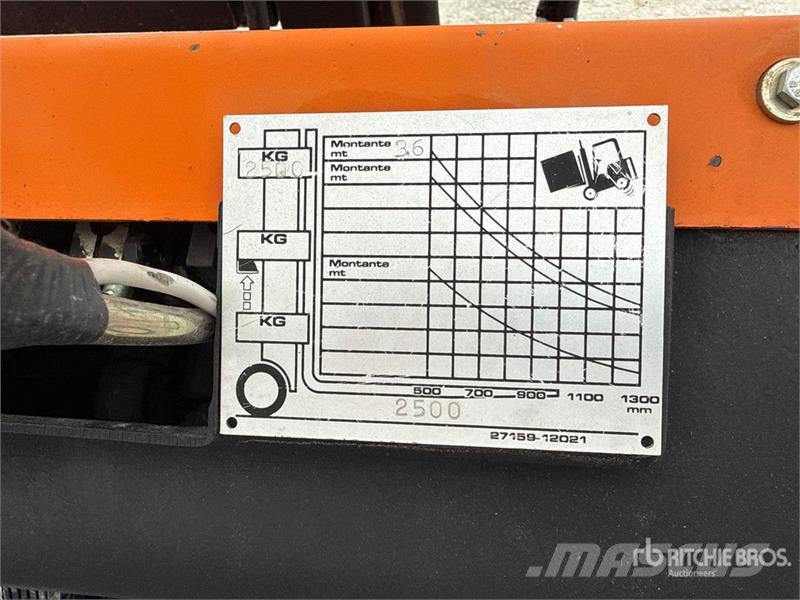 Lugli M1255 2500 kg Forklift Iné