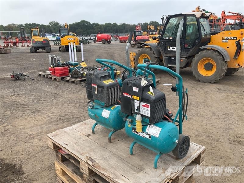 Makita of (2) Makita AC 1300 Mobile Electric 20 L Air Com Kompresszorok