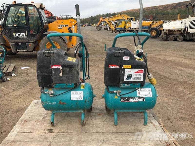 Makita of (2) Makita AC 1300 Mobile Electric 20 L Air Com Kompresszorok