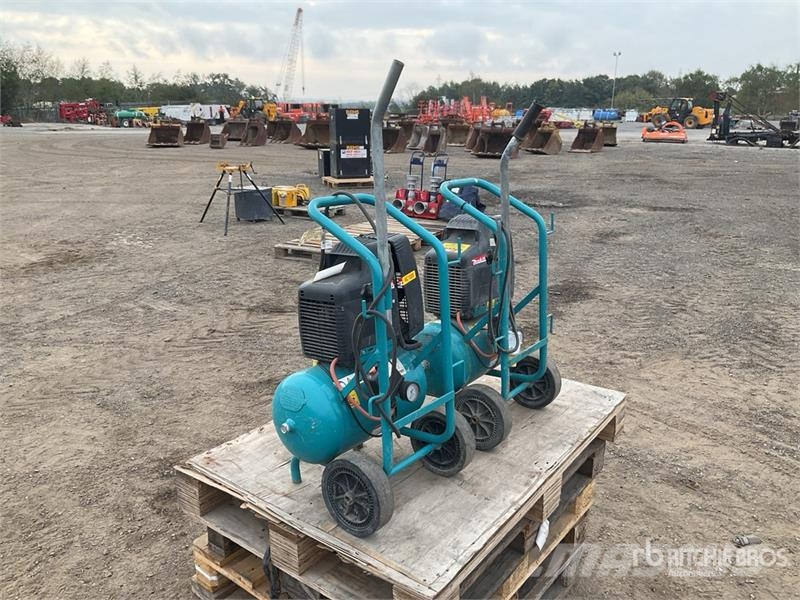 Makita of (2) Makita AC 1300 Mobile Electric 20 L Air Com Kompresszorok