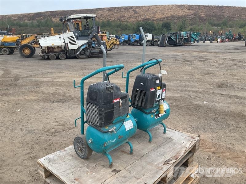 Makita of (2) Makita AC 1300 Mobile Electric 20 L Air Com Kompresszorok