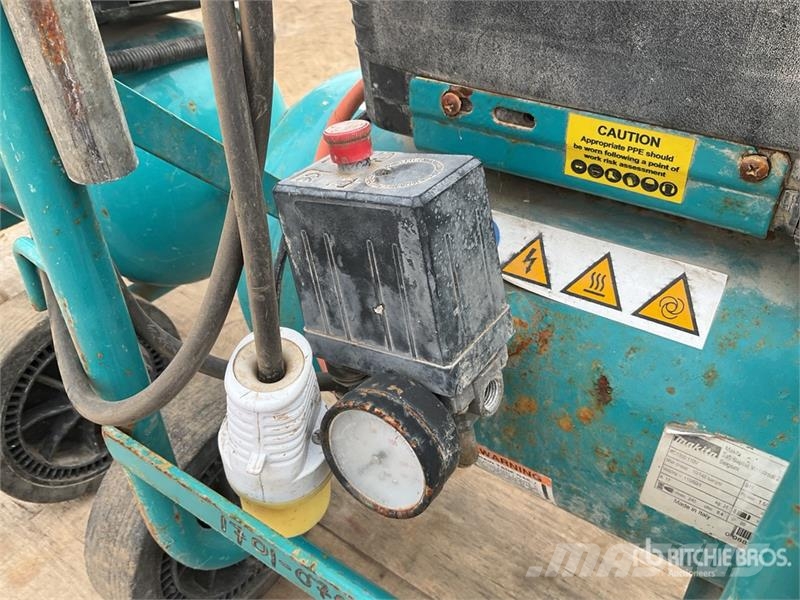 Makita of (2) Makita AC 1300 Mobile Electric 20 L Air Com Kompresszorok