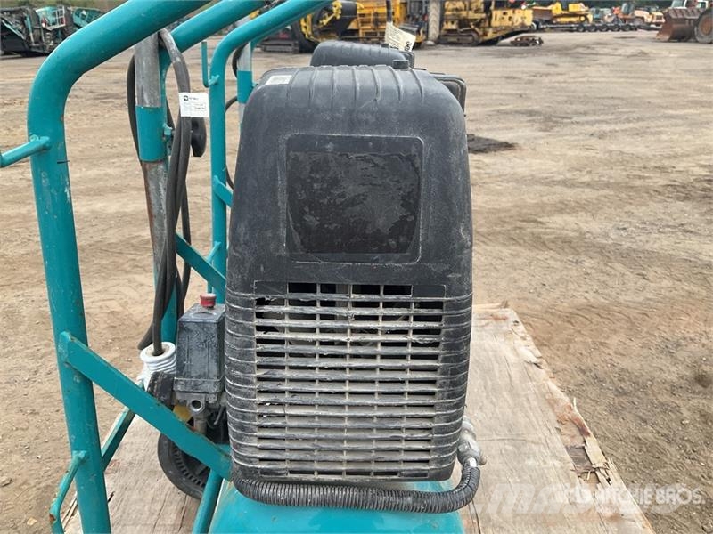 Makita of (2) Makita AC 1300 Mobile Electric 20 L Air Com Kompresszorok