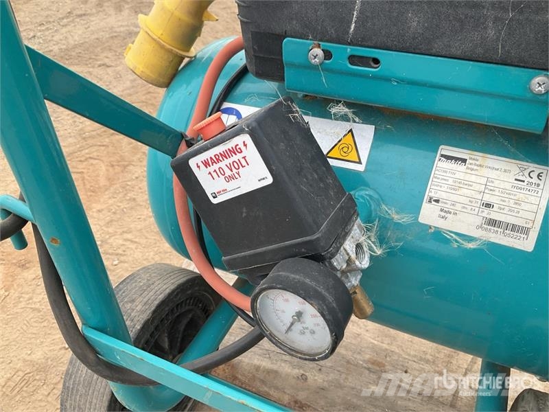 Makita of (2) Makita AC 1300 Mobile Electric 20 L Air Com Kompresszorok