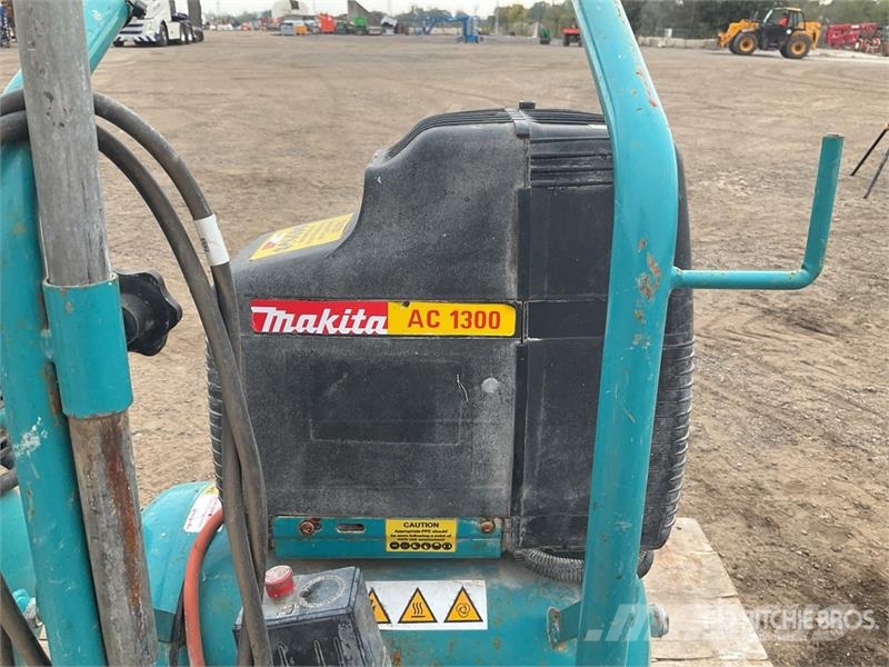 Makita of (2) Makita AC 1300 Mobile Electric 20 L Air Com Kompresszorok