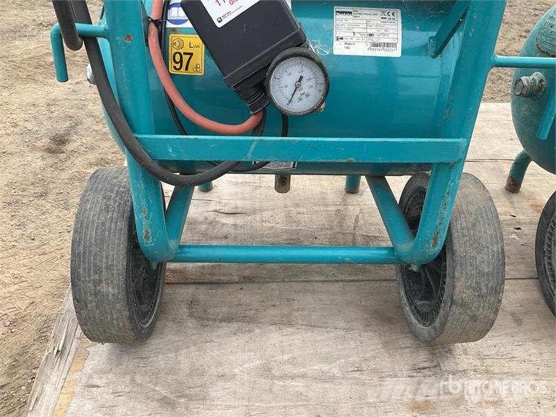 Makita of (2) Makita AC 1300 Mobile Electric 20 L Air Com Kompresszorok