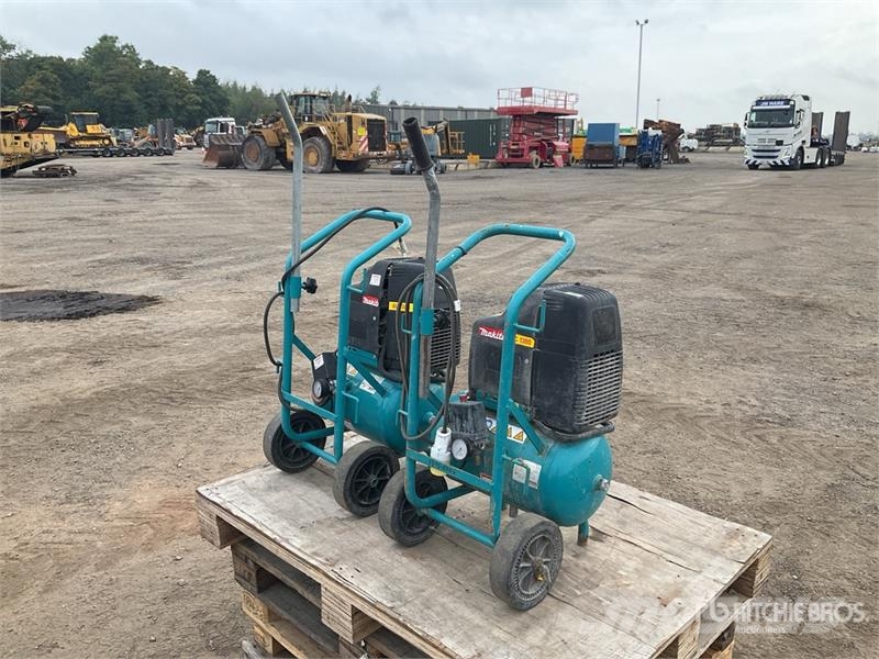 Makita of (2) Makita AC 1300 Mobile Electric 20 L Air Com Kompresszorok