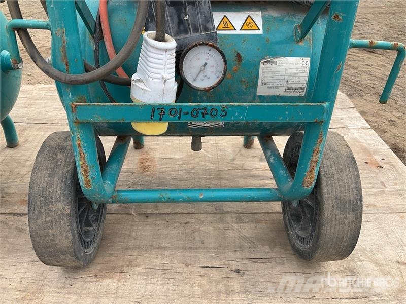 Makita of (2) Makita AC 1300 Mobile Electric 20 L Air Com Kompresszorok