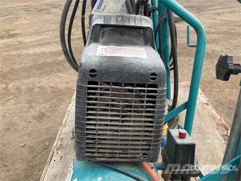 Makita of (2) Makita AC1300 Mobile Electric 20 L Air Comp Kompresszorok