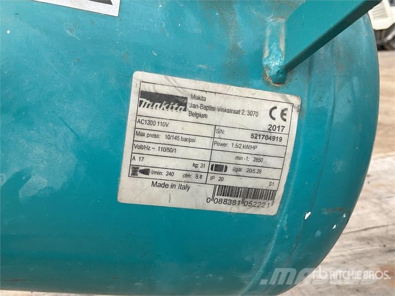 Makita of (2) Makita AC1300 Mobile Electric 20 L Air Com Kompresszorok