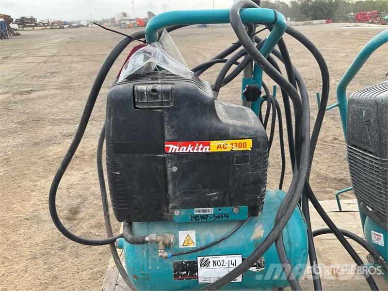 Makita of (2) Makita AC1300 Mobile Electric 20 L Air Comp Kompresszorok