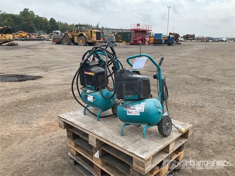 Makita of (2) Makita AC1300 Mobile Electric 20 L Air Comp Kompresszorok