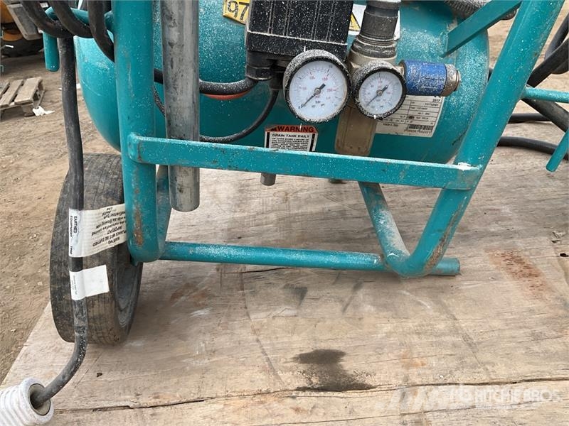 Makita of (2) Makita AC1300 Mobile Electric 20 L Air Comp Kompresszorok