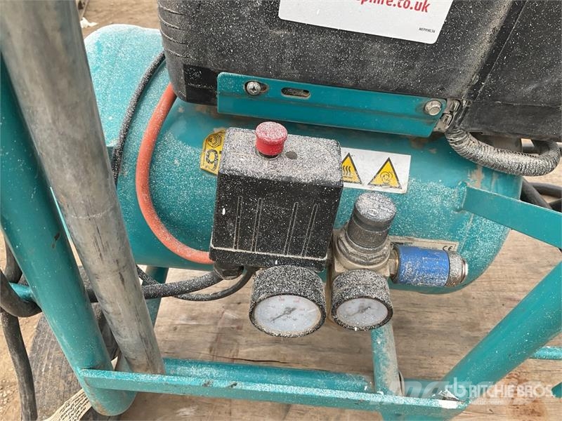 Makita of (2) Makita AC1300 Mobile Electric 20 L Air Comp Kompresszorok
