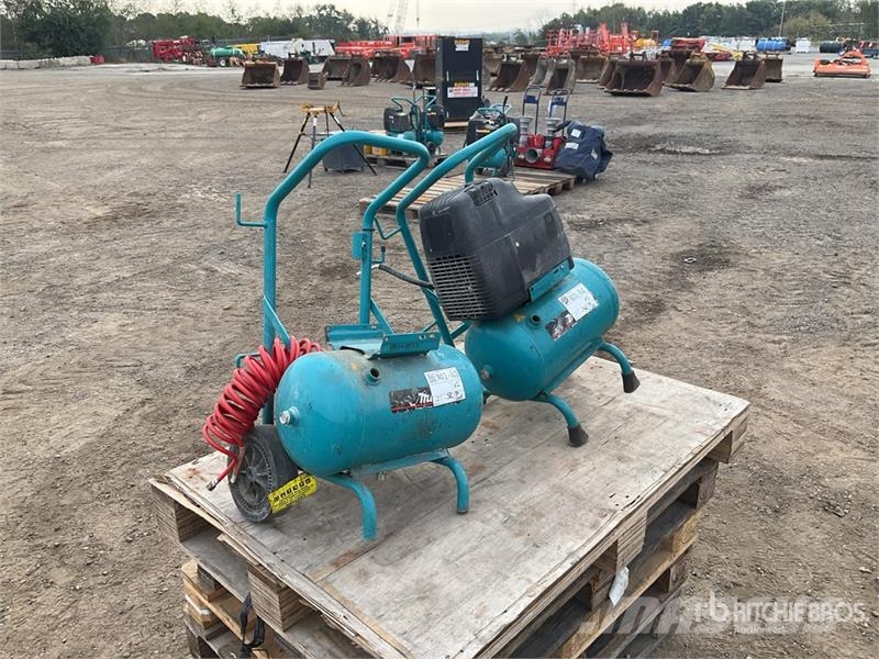 Makita of (2) Makita AC1300 Mobile Electric 20 L Air Com Kompresszorok