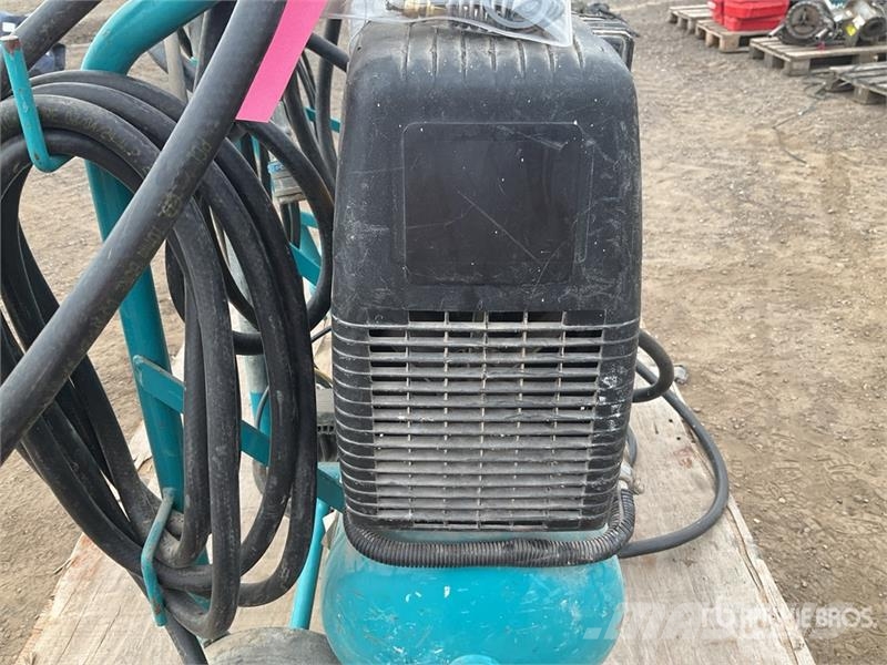 Makita of (2) Makita AC1300 Mobile Electric 20 L Air Comp Kompresszorok