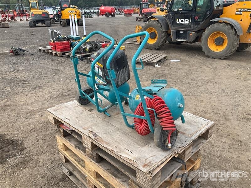 Makita of (2) Makita AC1300 Mobile Electric 20 L Air Com Kompresszorok