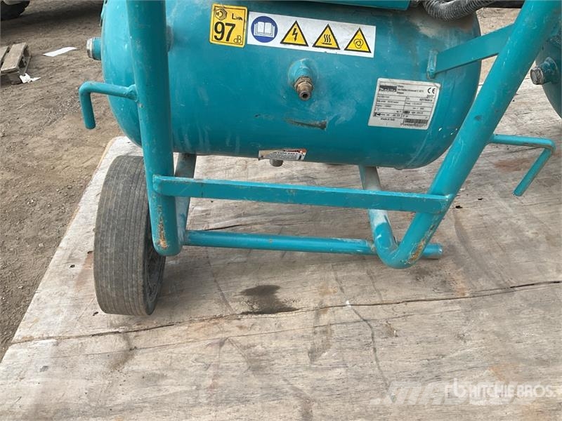 Makita of (2) Makita AC1300 Mobile Electric 20 L Air Com Kompresszorok