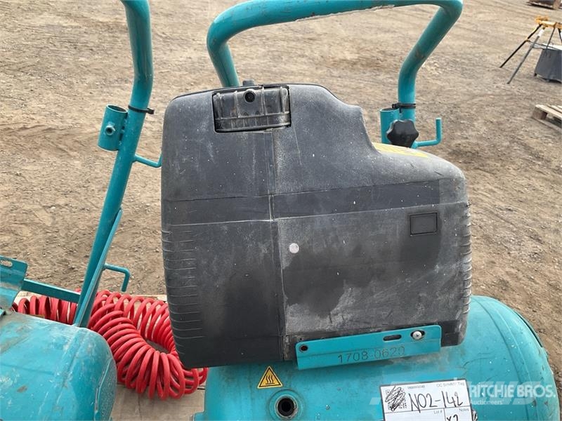 Makita of (2) Makita AC1300 Mobile Electric 20 L Air Com Kompresszorok
