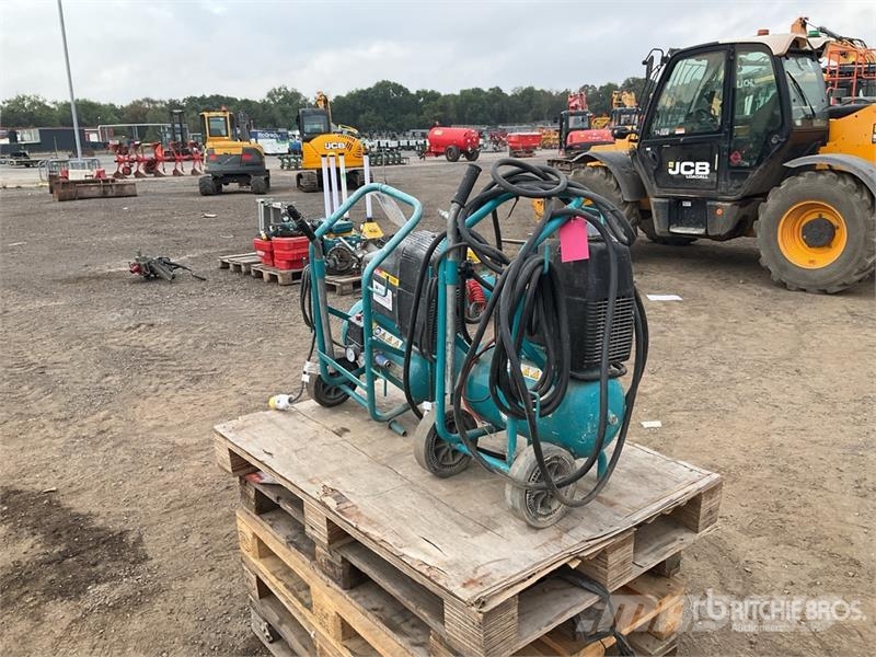 Makita of (2) Makita AC1300 Mobile Electric 20 L Air Comp Kompresszorok