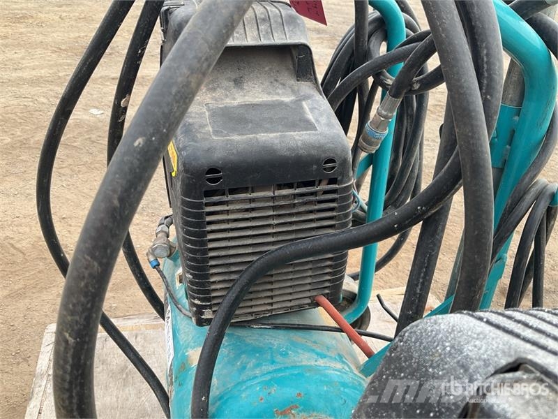 Makita of (2) Makita AC1300 Mobile Electric 20 L Air Comp Kompresszorok