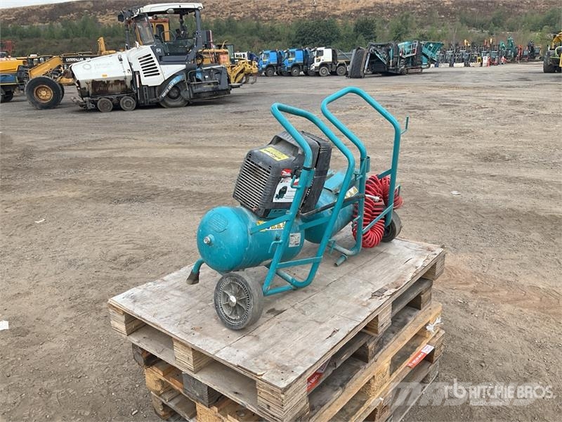 Makita of (2) Makita AC1300 Mobile Electric 20 L Air Com Kompresszorok