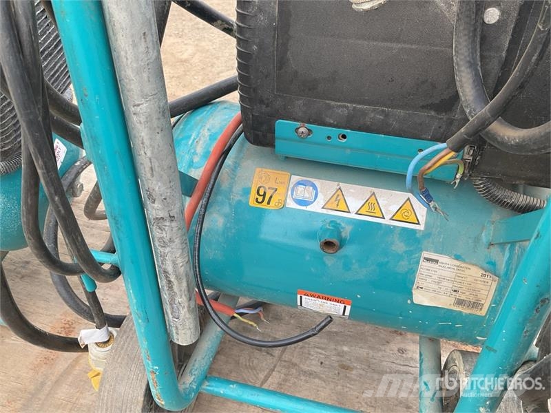 Makita of (2) Makita AC1300 Mobile Electric 20 L Air Comp Kompresszorok