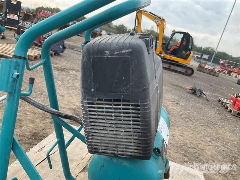 Makita of (2) Makita AC1300 Mobile Electric 20 L Air Com Kompresszorok