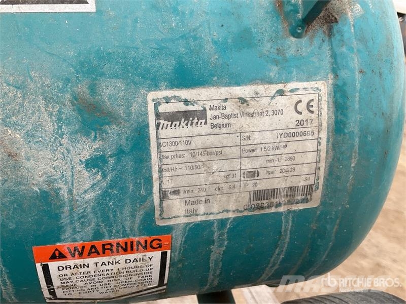 Makita of (2) Makita AC1300 Mobile Electric 20 L Air Com Kompresszorok