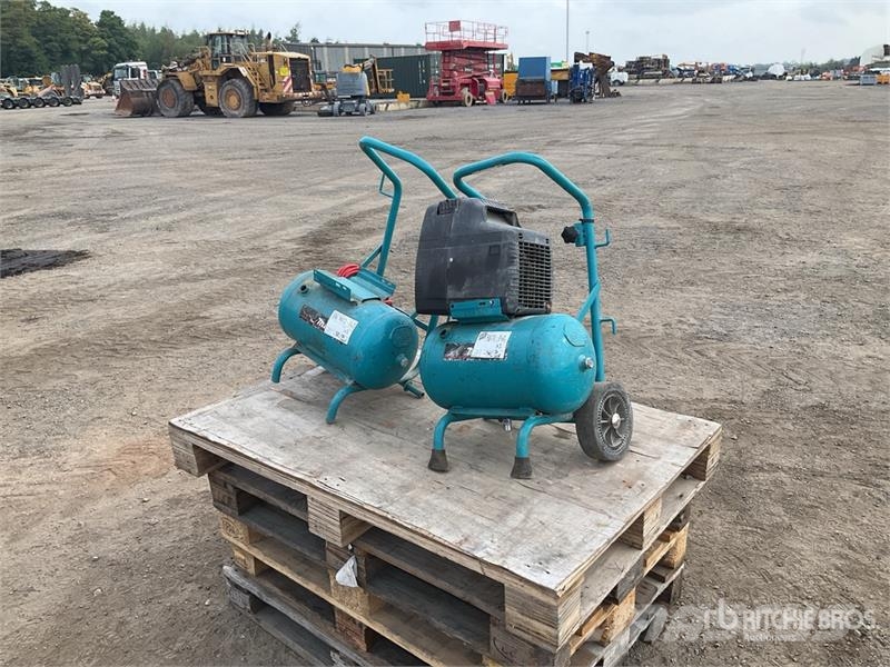 Makita of (2) Makita AC1300 Mobile Electric 20 L Air Com Kompresszorok