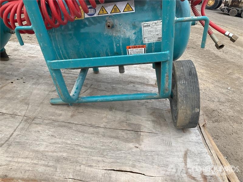 Makita of (2) Makita AC1300 Mobile Electric 20 L Air Com Kompresszorok