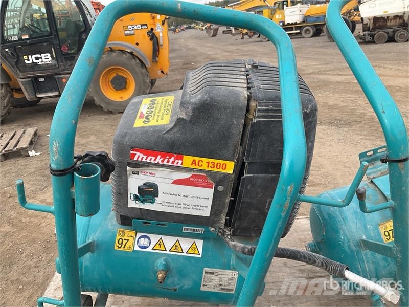 Makita of (2) Makita AC1300 Mobile Electric 20 L Air Com Kompresszorok