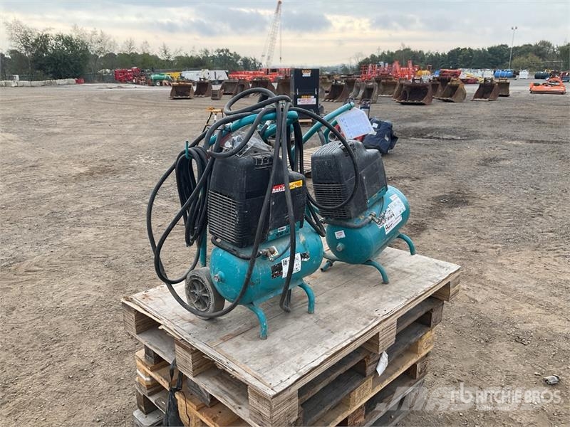 Makita of (2) Makita AC1300 Mobile Electric 20 L Air Comp Kompresszorok