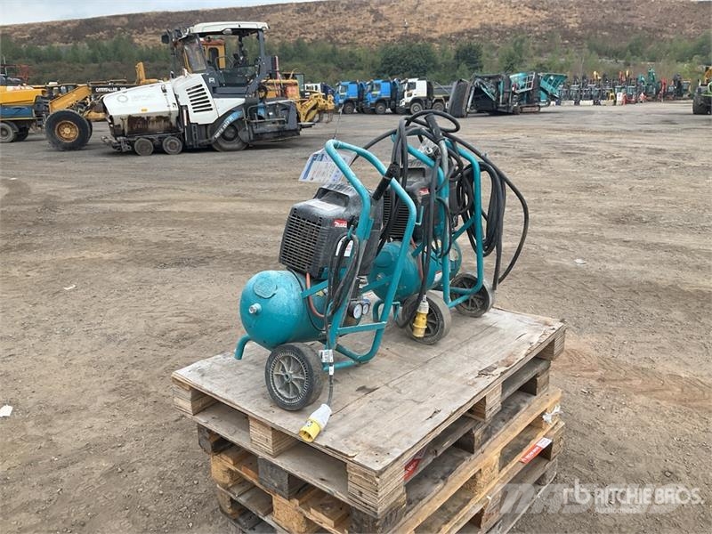 Makita of (2) Makita AC1300 Mobile Electric 20 L Air Comp Kompresszorok