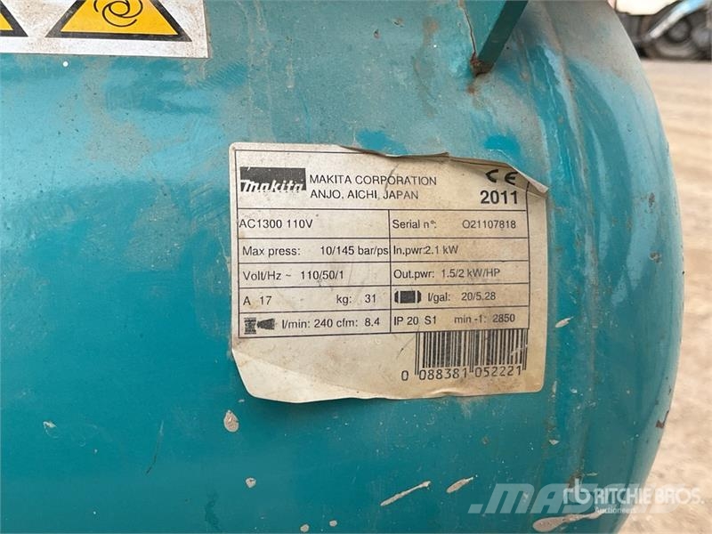 Makita of (2) Makita AC1300 Mobile Electric 20 L Air Comp Kompresszorok