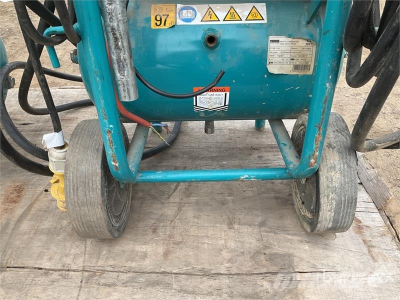 Makita of (2) Makita AC1300 Mobile Electric 20 L Air Comp Kompresszorok