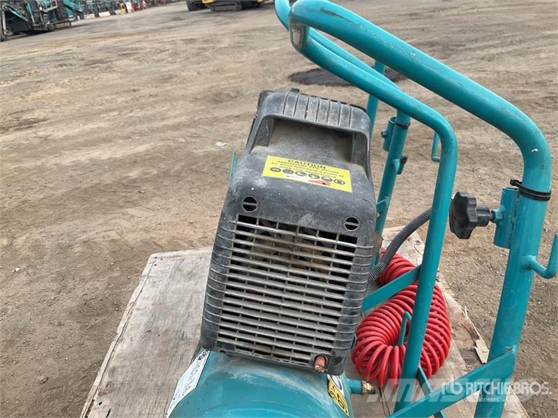 Makita of (2) Makita AC1300 Mobile Electric 20 L Air Com Kompresszorok
