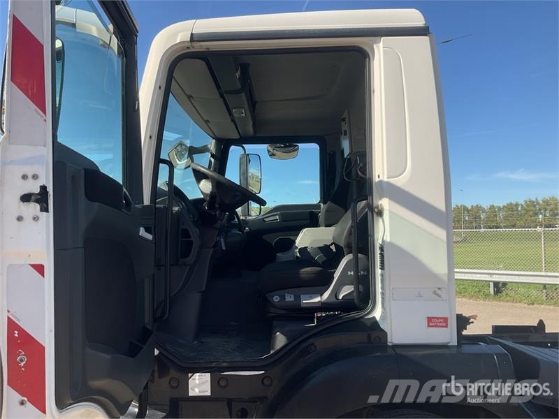 MAN TGM 18.290 4x2 Cab and Chassis Cabine si interior