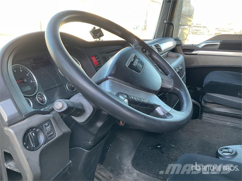 MAN TGX41.680 8x4 Heavy Haul Tri/A Sleeper Truck Tract Vilcēji