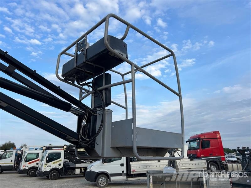Manitou 100 VJR Vertical Mast Lift Ascensores de personal y montacargas de acceso