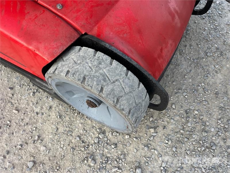 Manitou 100 VJR Vertical Mast Lift Ascensores de personal y montacargas de acceso
