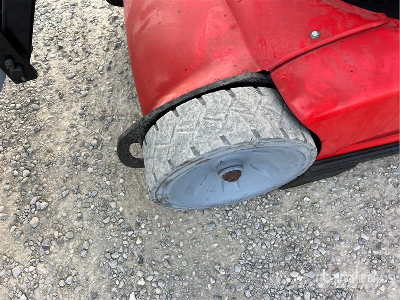 Manitou 100 VJR Vertical Mast Lift Ascensores de personal y montacargas de acceso