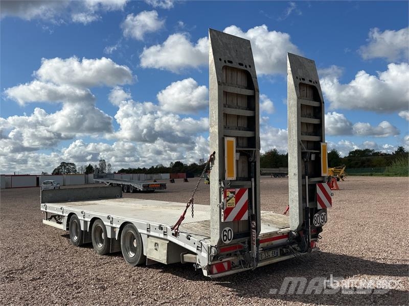 MAX Trailer MAX-300 Tri/A Semi Remorque Porte Engin Lowboy Tra Нискотоварачи