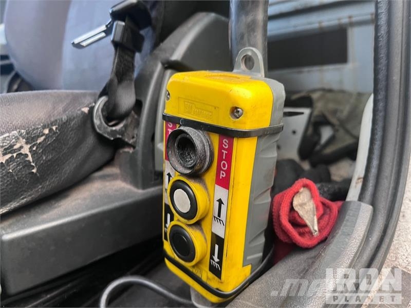 MB Trac Axor 1824 4x2 Container Truck Otros camiones