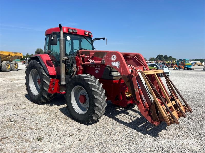 McCormick MC135 4WD Tractor Tractores